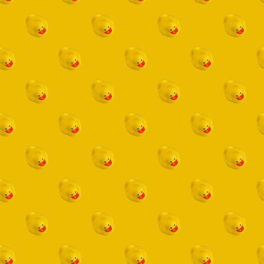Sarı nane arkaplanındaki sarı plastik ördeğin dijitalsiz deseni