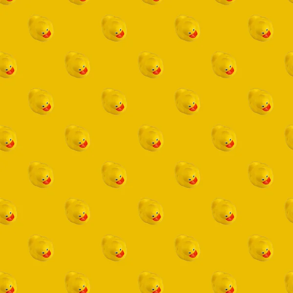 黄色胶鸭在黄薄荷背景下的数字无缝图案 — 图库照片