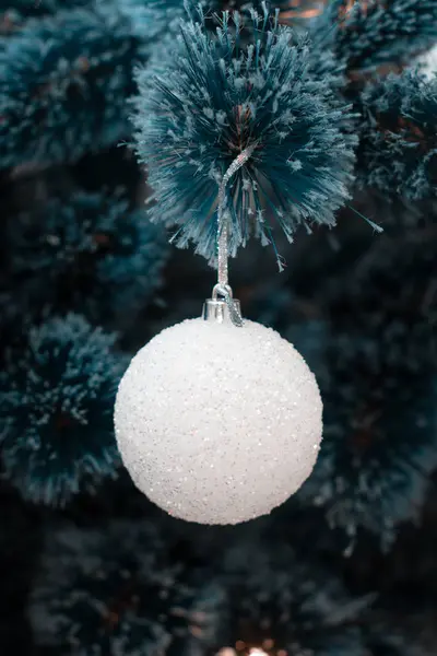 Boule de Noël blanche sur l'arbre, modèle de carte postale — Photo