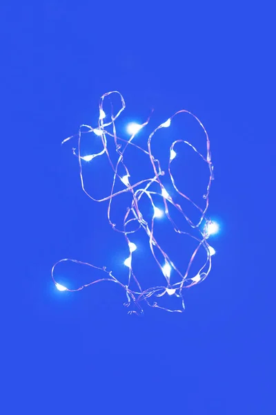 Abstrakt blå bakgrund med ljus och stjärnor, selektivt fokus med tomt utrymme för text — Stockfoto