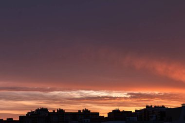 Yaz günbatımı bulutları şehrin üzerinde, film sesleri efekti