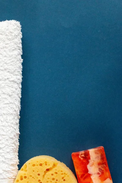 Badaccessoires, handgemachte Seife und weißes Handtuch auf blauem Hintergrund. Aromatherapie organisches Konzept — Stockfoto