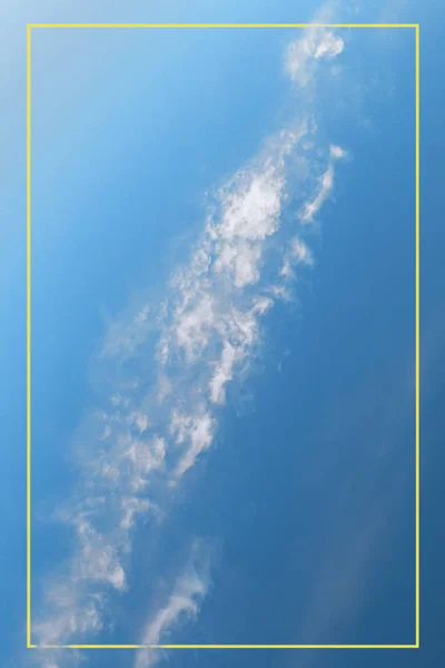 Nuvens laranja por do sol no céu azul, efeito de grão de filme — Fotografia de Stock