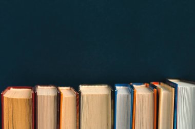 Bir kütüphanede eski kitap yığını, retro ton ve buğday sesi, klasik koleksiyon