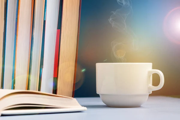 Masadaki kahve ya da çay fincanı yığınla kitap, günlük planlayıcı ya da defter. Yazar ve iş günü