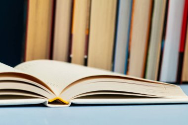 Bir kütüphanede eski kitap yığını, retro ton ve buğday sesi, klasik koleksiyon