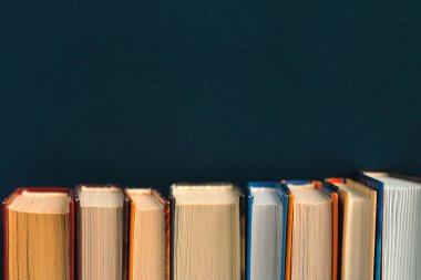 Bir kütüphanede eski kitap yığını, retro ton ve buğday sesi, klasik koleksiyon