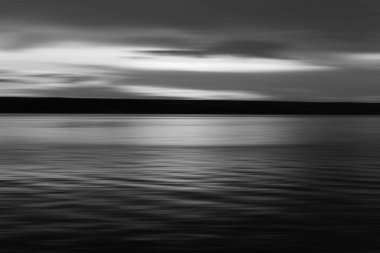 Siyah ve beyaz kipte hareket bulanıklığı efekti, tasarım için soyut arkaplan şablonu