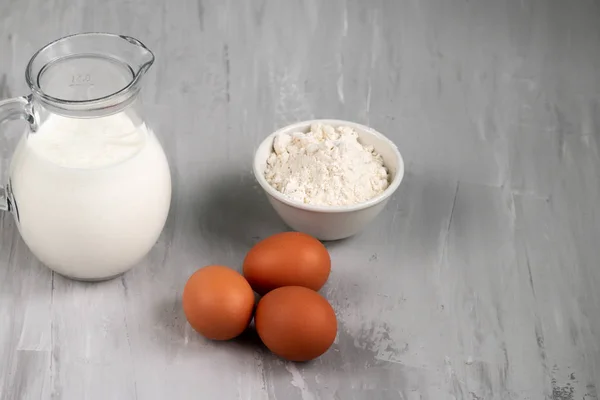 Kefir Glaskrug Isoliert Auf Grauem Hintergrund Gesundes Ernährungs Und Ernährungskonzept — Stockfoto