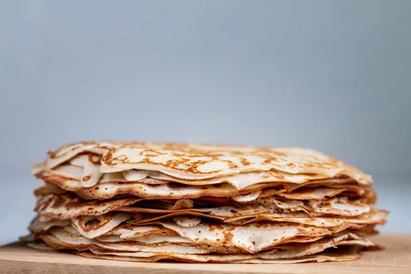 Pilha Panquecas Deliciosas Tradicionais Finas Prato Isolado Com Espaço Vazio — Fotografia de Stock