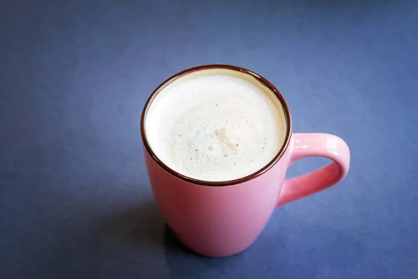 Een Kopje Zelfgemaakte Warme Melkachtige Koffie Met Lege Ruimte Voor — Stockfoto