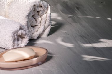 Hastalıkların önlenmesi ve virüs koruması için sabun ve havlu, kişisel hijyen kavramı