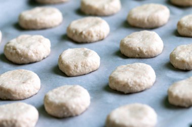 Pişirmeye hazır kurabiyeler için çiğ hamur. Yemek kalıbı, ev yemeği konsepti