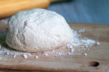 Pişirmeye hazır kurabiyeler için çiğ hamur. Yemek kalıbı, ev yemeği konsepti