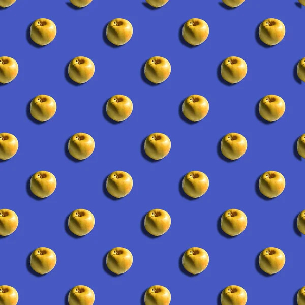Bezešvé Vzor Žlutého Jablka Stínem Fialovém Pozadí — Stock fotografie