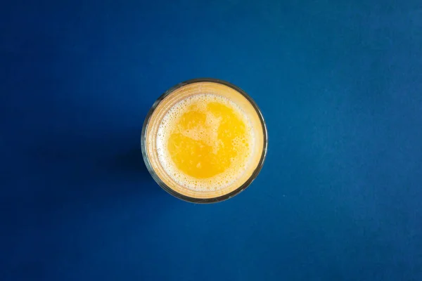 Egy Pohár Friss Narancslé Kék Háttérrel Üres Szöveggel Egészséges Életmód — Stock Fotó