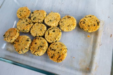 Geleneksel ev yapımı falafel taze sebze ve yoğurtla servis edilen nohut, sarımsak ve maydanozdan yapılır. Sağlıklı ve lezzetli yemek konsepti