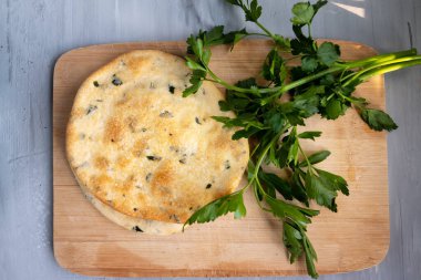 Masa üstü görünümünde pita ekmeği, metin için boş alan, geleneksel mutfak konsepti