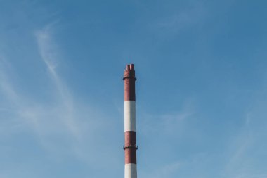 Ekoloji ve iklim değişikliği kavramı, mavi gökyüzündeki boru. Metin için boş boşluk.  