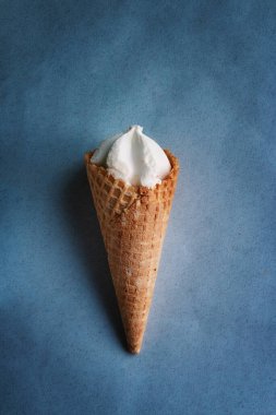 Dondurma külahı mavi arka planda, film tahıl etkisi