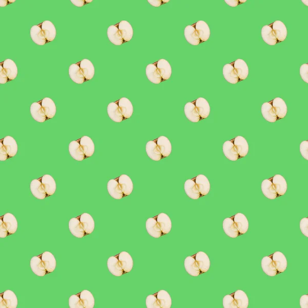 薄緑色の背景と包み紙のテンプレートにおいしい新鮮なリンゴの半分のシームレスなパターン — ストック写真