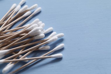 Mavi arka planda organik bambu çubukları, çevre dostu plastikler ve sıfır atık kavramı. Seçici odak