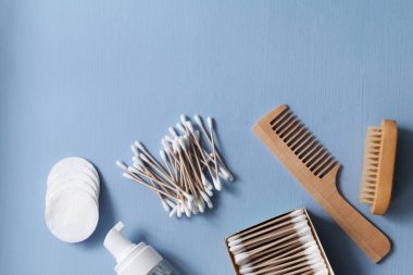 Kozmetik çıkarma ve ev spa işlemleri için organik cilt bakım ürünleri. Bambu saç fırçası ve sopalar.. 