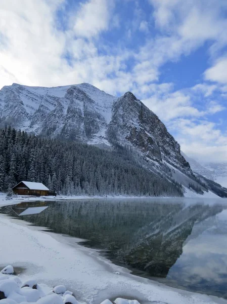 Odraz Mountain Lake Louise Alberta Kanada — Stock fotografie