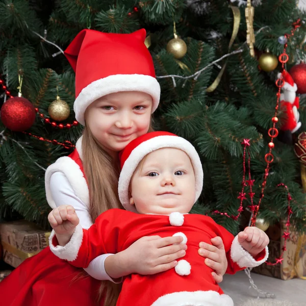 Hermano y hermana en ropa de Navidad . — Foto de Stock