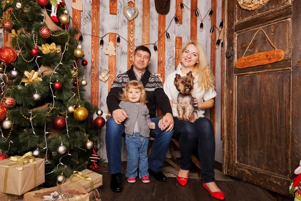 Lycklig familj jul. Sportlov — Stockfoto