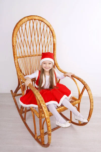 Hübsches kleines Mädchen im Weihnachtskleid — Stockfoto