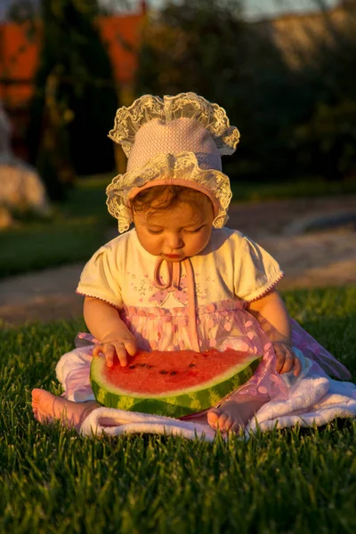 Baby meisje bedrijf watermeloen. — Stockfoto