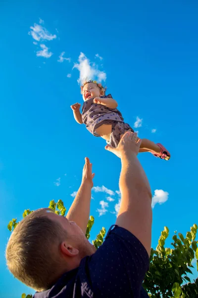 Vater wirft sich hin und fängt das Baby ein. — Stockfoto