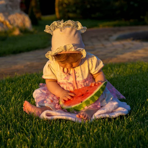 Doce menina com melancia — Fotografia de Stock