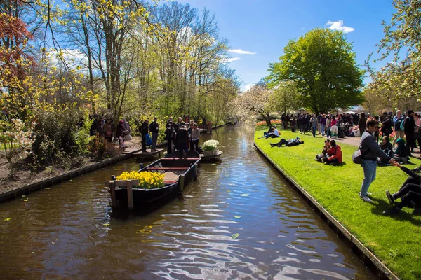 Gente navegando y relajándose en el parque Keukenhof —  Fotos de Stock