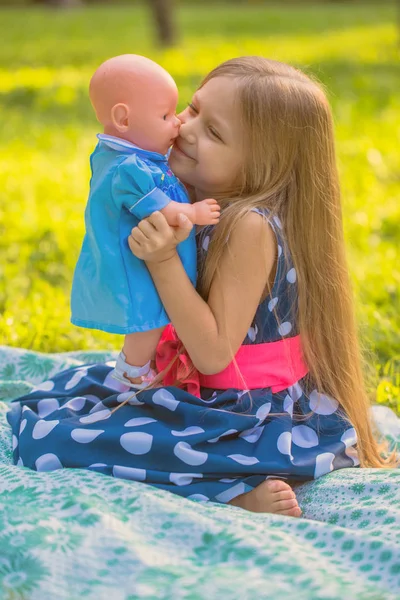 Chica jugando como madre e hija —  Fotos de Stock