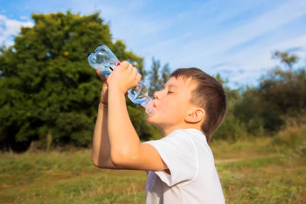 Kleiner Junge trinkt Wasser — Stockfoto