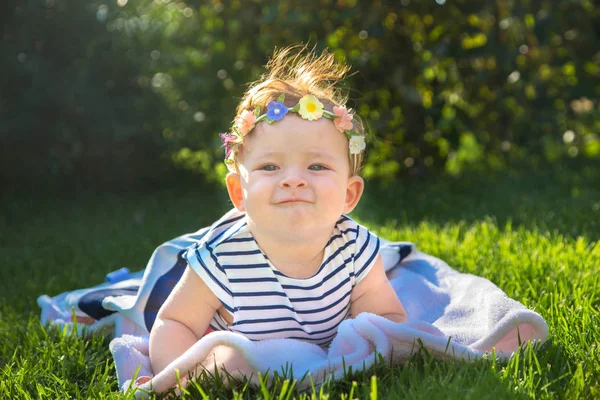 Schönes kleines Mädchen auf dem grünen Gras. — Stockfoto