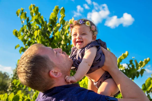 Pai e bebê filha se divertindo — Fotografia de Stock