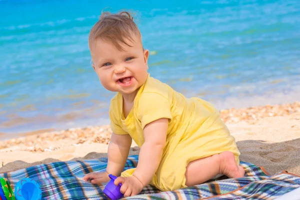 Funny baby spela på stranden. — Stockfoto