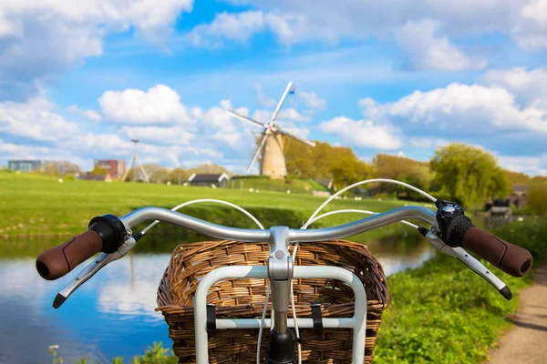Cykel- och väderkvarn. Symboler för Nederländerna. — Stockfoto