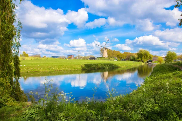 Väderkvarn och kanal, holländska landskapet. — Stockfoto