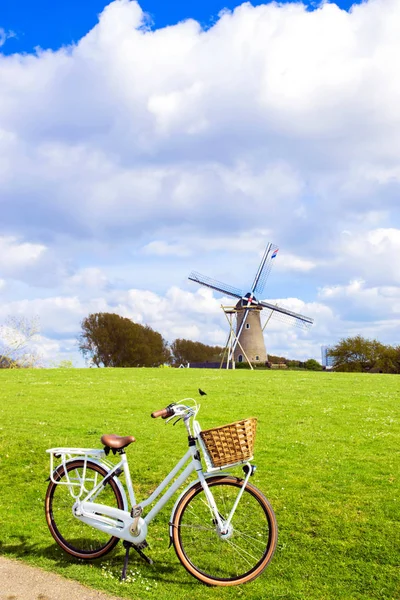 自転車と風車。自転車旅行の概念. — ストック写真