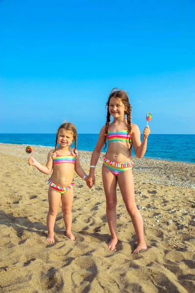 Crianças com pirulitos coloridos desfrutar de umas férias de verão — Fotografia de Stock