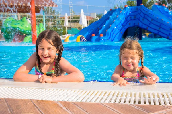 Grappig lachen kinderen in het zwembad. — Stockfoto