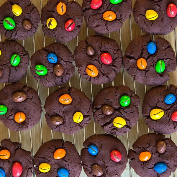 Choklad cookies med färgglada nötter — Stockfoto