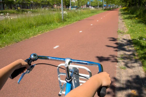 Litet barn cykla på cykelväg. — Stockfoto