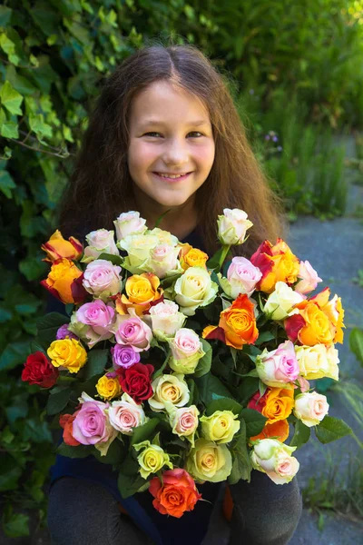 Imádnivaló tini lány, nagy csokor virág rózsa. — Stock Fotó