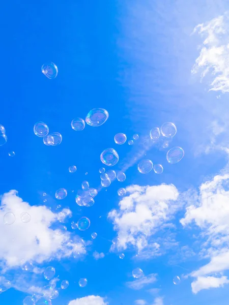 Kék ég és a repülő szappanbuborékok — Stock Fotó