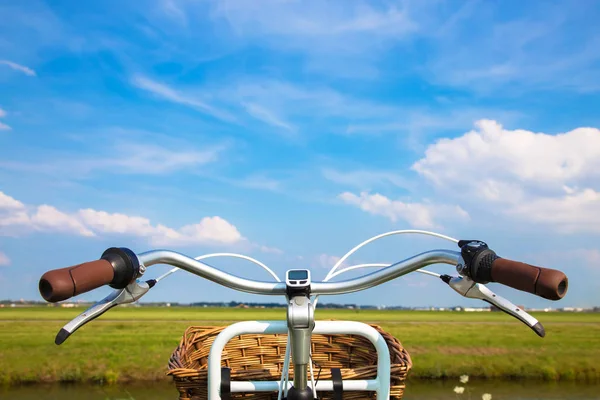 Велосипед, поле і блакитне небо з хмарами. Подорожі — стокове фото